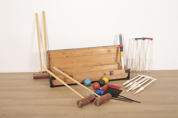 A CROQUET SET IN ORIGINAL PINE BOX BY LEISURE LINES