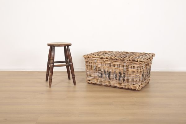 A VINTAGE WICKER LAUNDRY HAMPER