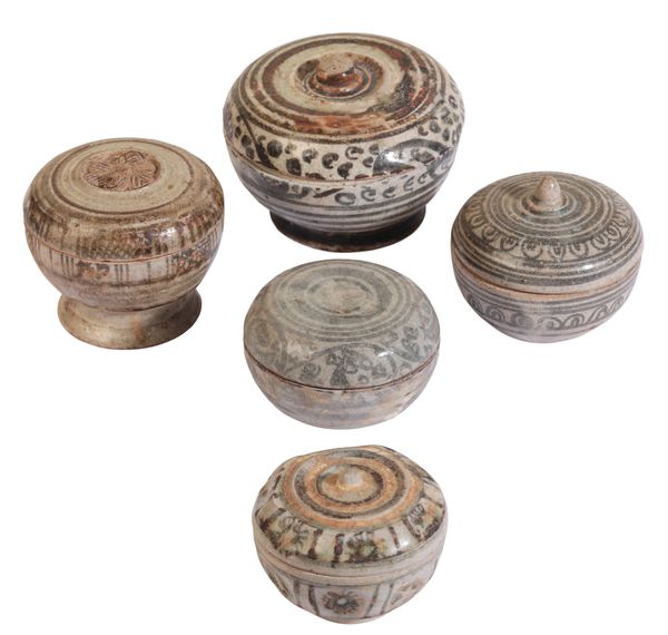 A GROUP OF FIVE THAI SAWANKHALOK BOXES AND COVERS