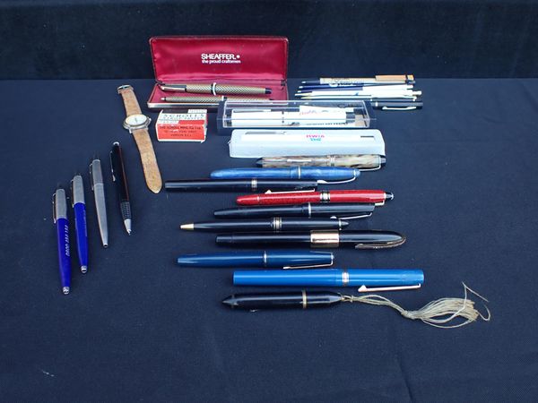 A QUANTITY OF VINTAGE AND MODERN PENS