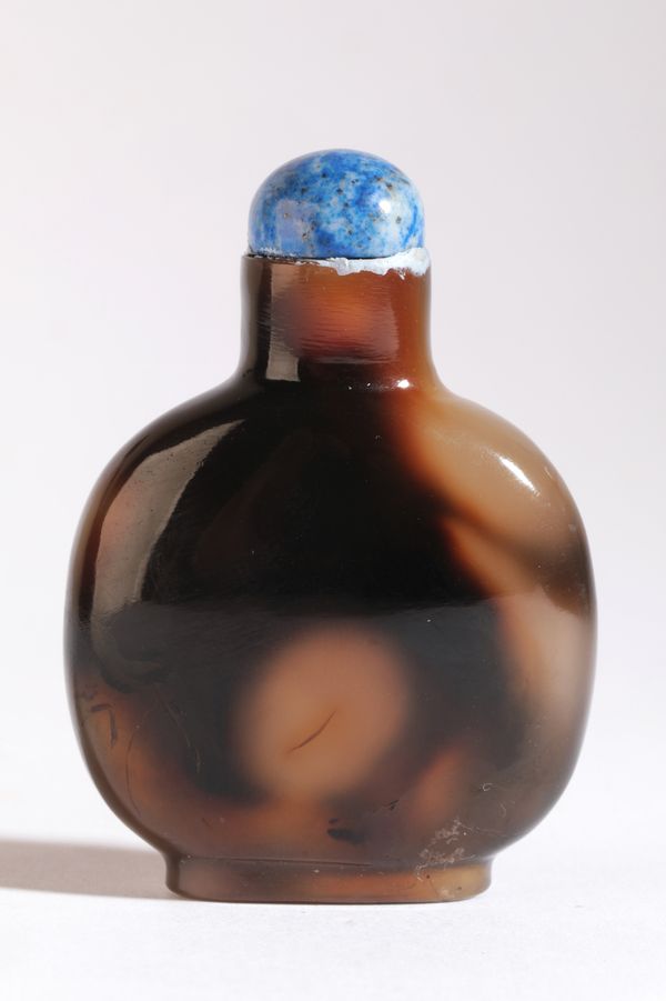 A CHINESE AGATE SNUFF BOTTLE