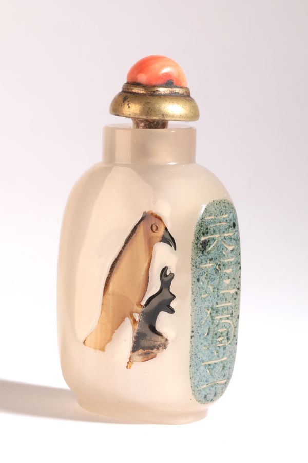 A CHINESE AGATE SNUFF BOTTLE