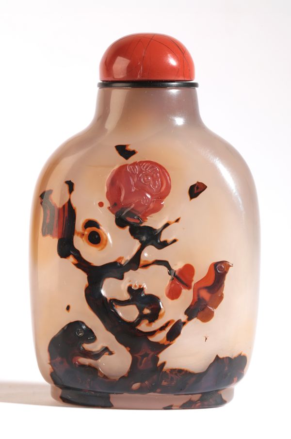 A CHINESE AGATE SNUFF BOTTLE