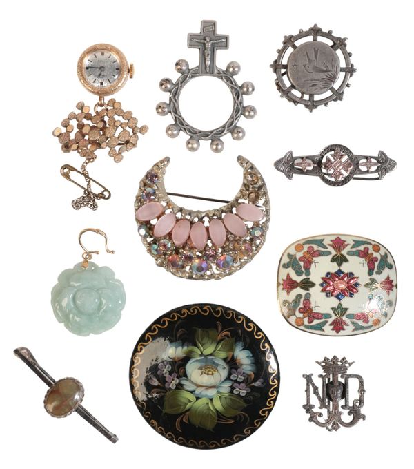 A COLLECTION OF COSTUME JEWELLERY