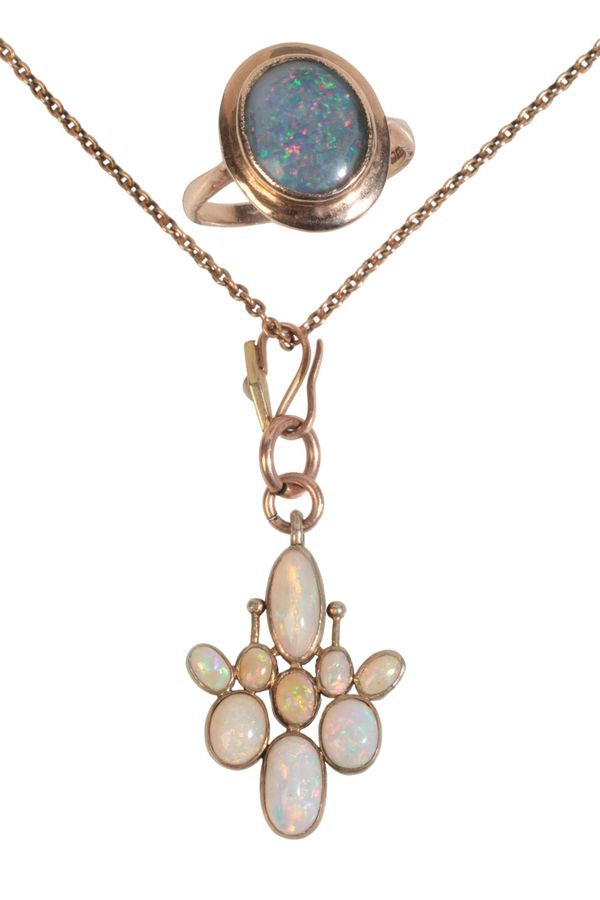 AN OPAL PENDANT NECKLACE