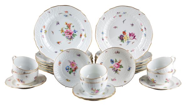 A SET OF TWELVE MEISSEN PORCELAIN DINNER PLATES