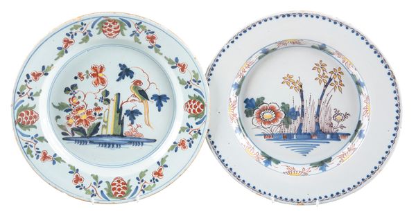 AN ENGLISH DELFT POLYCHROME CHARGER