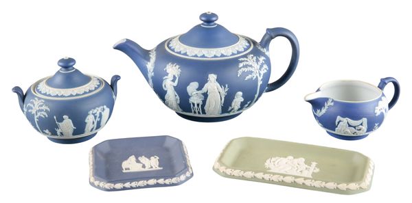 A WEDGWOOD JASPERWARE TEA POT