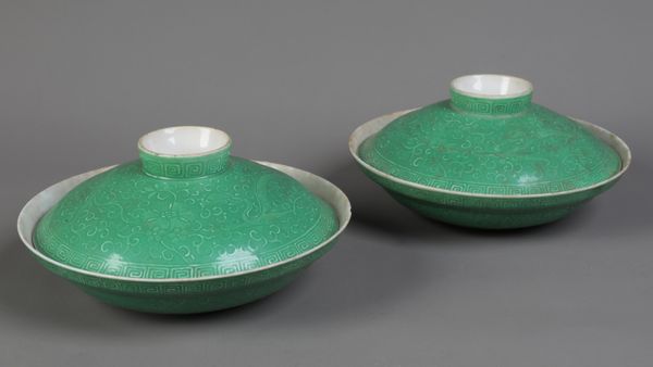 A PAIR OF CHINESE PORCELAIN APPLE GREEN BOWLS AND COVERS