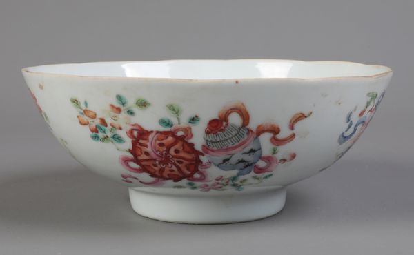 A CHINESE PORCELAIN FAMILLE ROSE BOWL