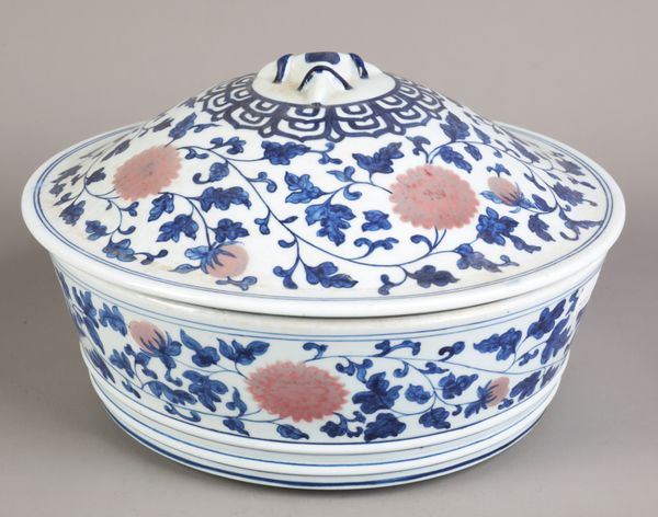 A CHINESE BLUE, WHITE AND UNDERGLAZE RED BOWL AND COVER