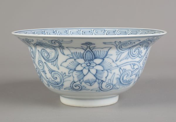A CHINESE PORCELAIN BLUE AND WHITE BOWL