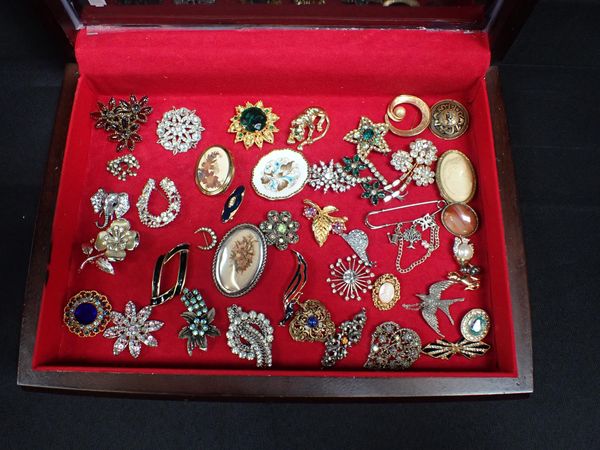 A COLLECTION OF BROOCHES