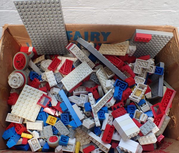 A BOX OF LOOSE 1960s/70s LEGO