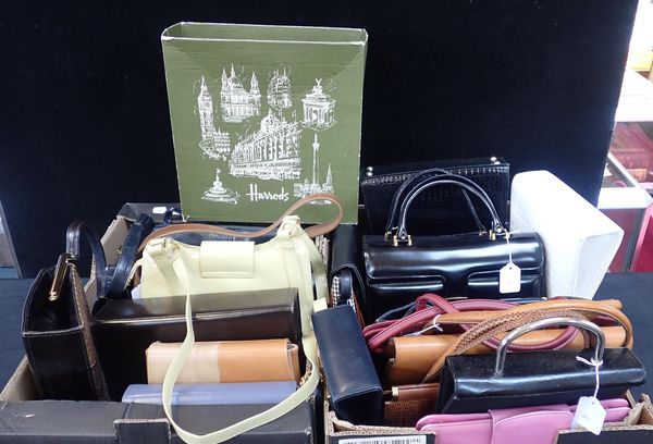 A COLLECTION VINTAGE HANDBAGS