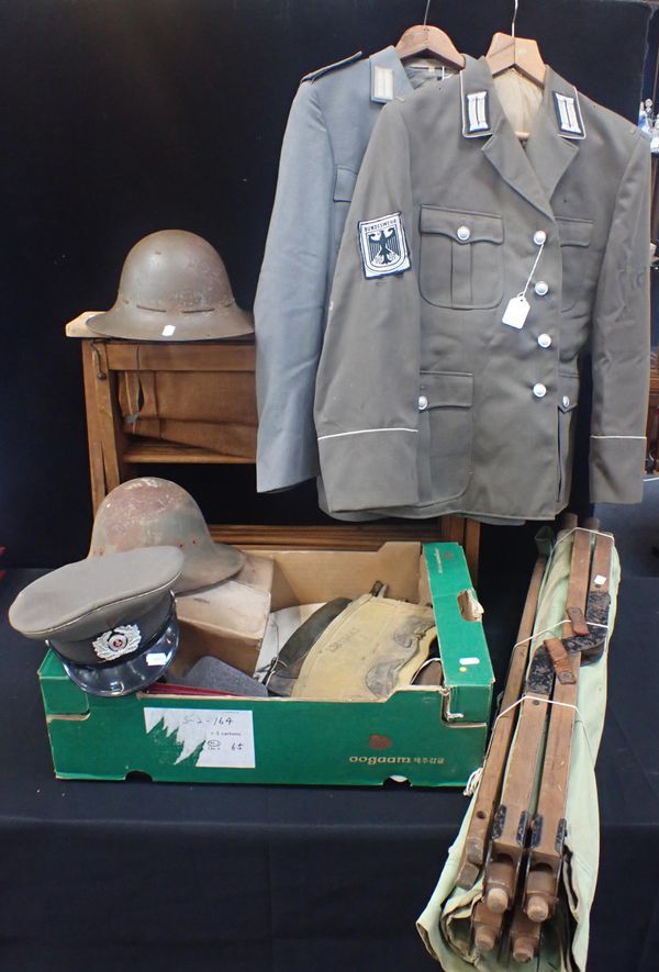 A COLLECTION OF MILITARIA