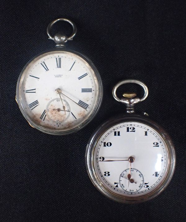 AN OPEN FACE GENTLEMAN'S GUN METAL POCKET WATCH