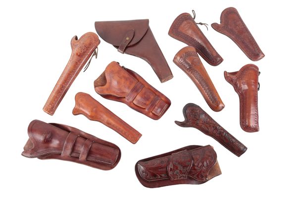 A QUANTITY OF VARIOUS LEATHER KNIFE SHEATHS AND GUN HOLSTERS