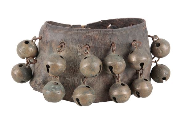 AN EDWARDIAN LEATHER AND BRASS BELL GOAT COLLAR