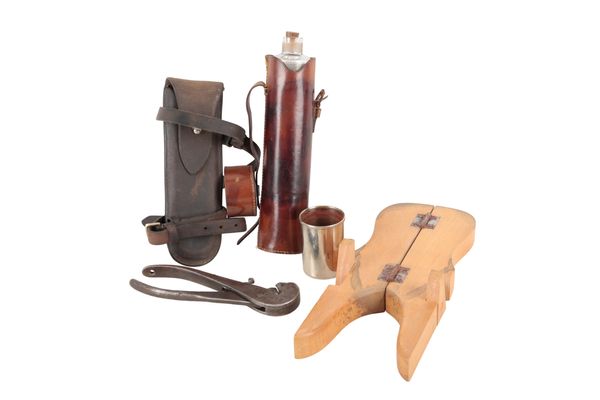 A SILVER PLATED AND GLASS HUNTING SPIRIT FLASK