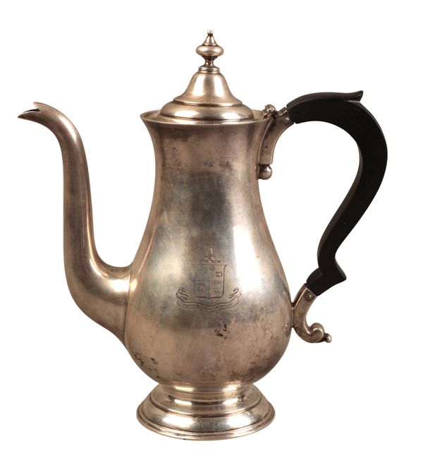 A 20TH CENTURY AMERICAN STERLING SILVER COFFEE POT