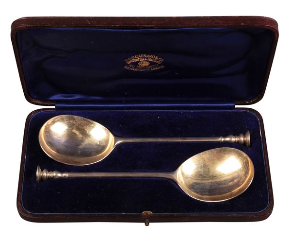 A PAIR OF EDWARD VII CASED SILVER SEAL TOP SERVING SPOONS