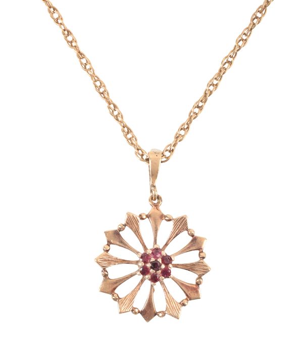 A GARNET SUNBURST PENDANT NECKLACE