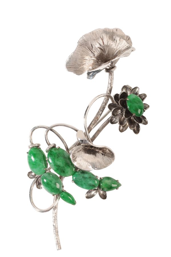 AN ART NOUVEAU JADE BROOCH