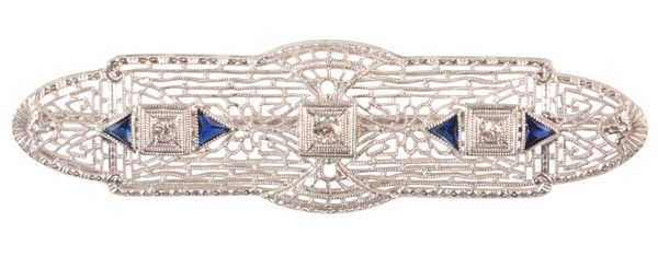 A SAPPHIRE AND DIAMOND BROOCH