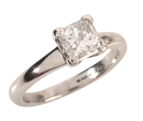 A 1.00 CARAT DIAMOND SOLITAIRE RING