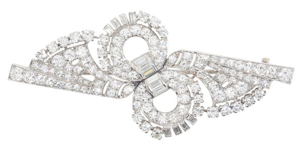 A VINTAGE DIAMOND BROOCH