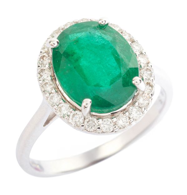 AN EMERALD AND DIAMOND CLUSTER RING