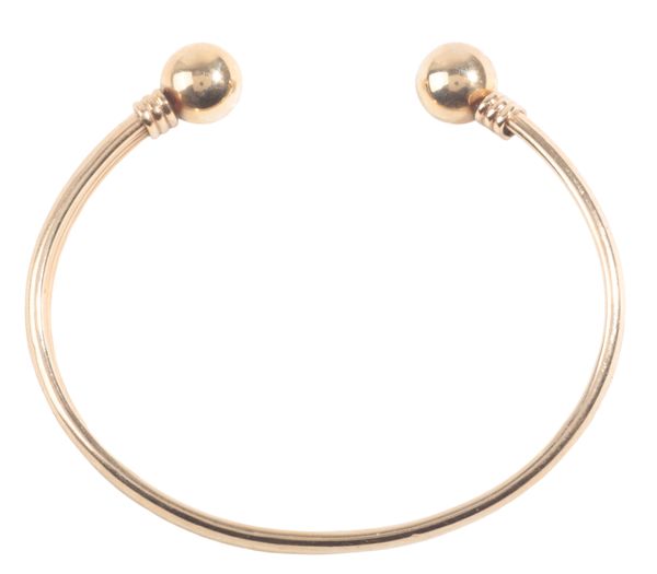 A 9CT GOLD TORQUE CUFF BANGLE