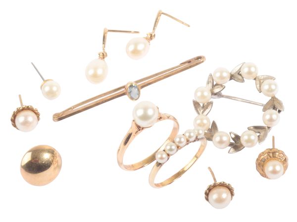 A COLLECTION OF JEWELLERY