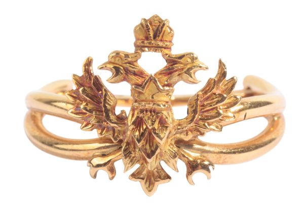 M. GÉRARD: AN 18CT GOLD SCARF RING
