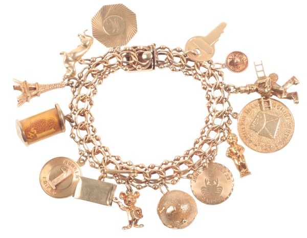 A 14CT GOLD CHARM BRACELET
