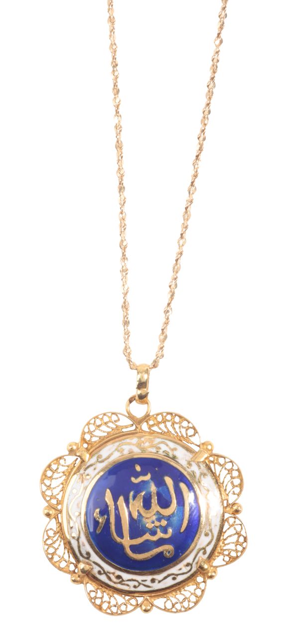 AN ENAMELLED PENDANT NECKLACE