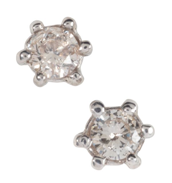 A PAIR OF DIAMOND STUD EARRINGS