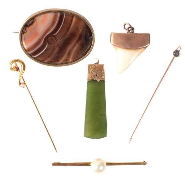 A COLLECTION OF JEWELS