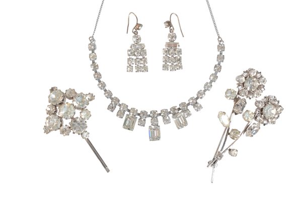 A COLLECTION OF COSTUME JEWELLERY