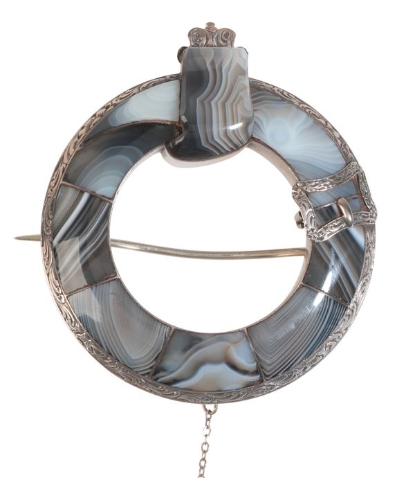 AN ANTIQUE SCOTTISH AGATE BUCKLE BROOCH