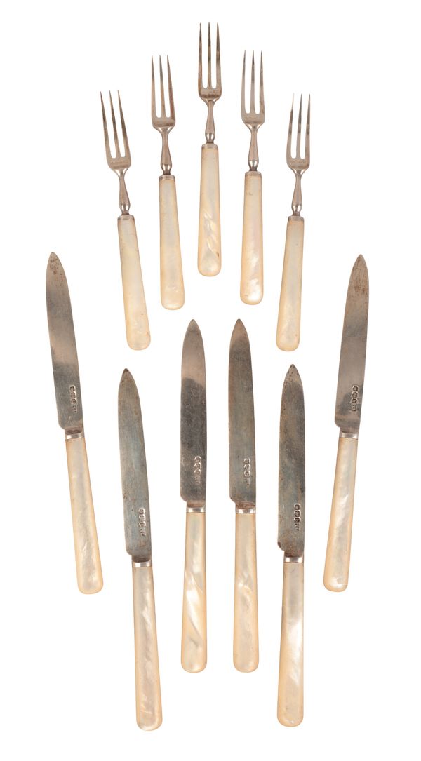 A SET OF SIX GEORGE V SILVER FRUIT FORKS