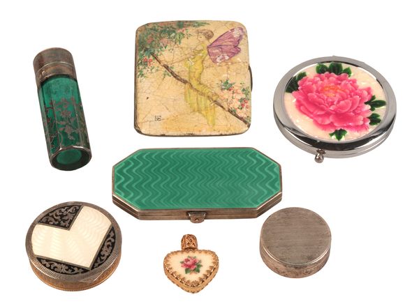 A GEORGE V SILVER AND GREEN GUILLOCHE ENAMELLED OCTAGONAL COMPACT