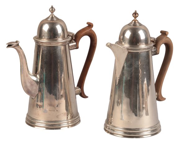 AN EDWARD VII SILVER COFFEE POT OF QUEEN ANNE DESIGN