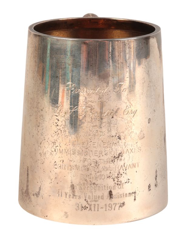 A GEORGE V SILVER TANKARD