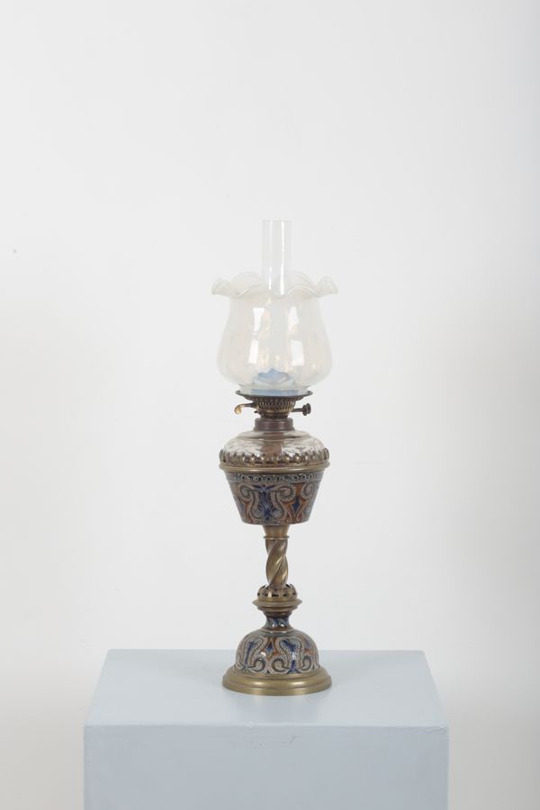 ROYAL DOULTON: AN ART NOUVEAU OIL LAMP