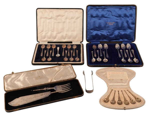 A SET OF TWELVE GEORGE V SILVER OLD ENGLISH PATTERN TEASPOONS