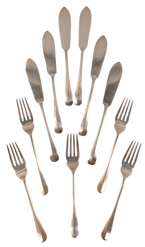A SET OF FIVE GEORGE V SILVER OLD ENGLISH PATTERN FISH FORKS AND SIX MATCHING KNIVES