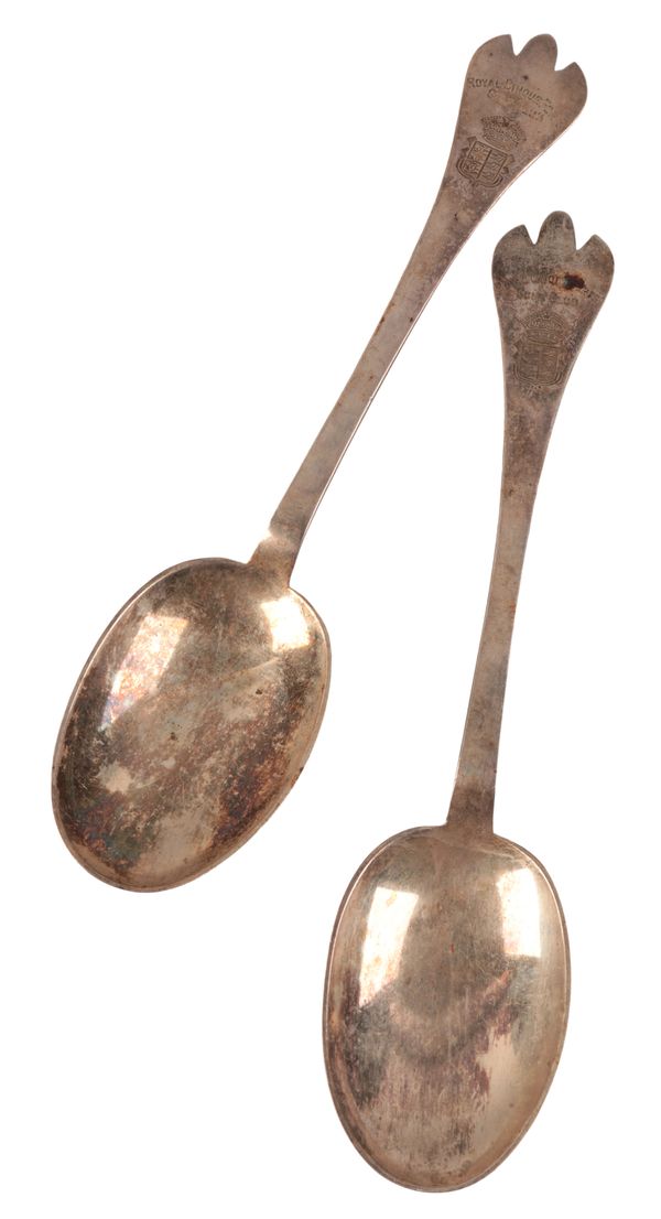 A PAIR OF GEORGE V BRITANNIA STANDARD SILVER TRIFFID STYLE SPOONS