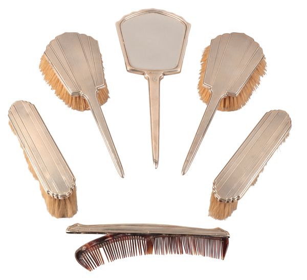 A GEORGE V SILVER-BACKED SIX PIECE HARLEQUIN DRESSING TABLE SERVICE
